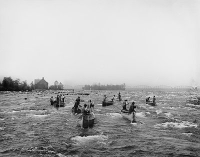 Indianen vissen in de stroomversnellingen, Sault Ste. Marie, Michigan door Detroit Publishing Co.